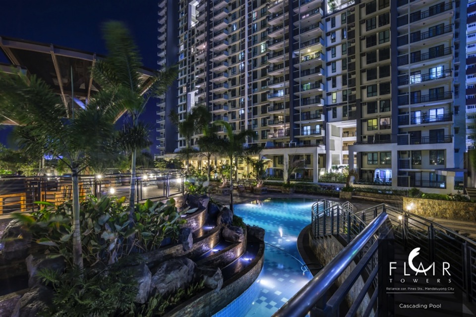 Flair Towers’ view deck and cascading pool (artist impression). Image courtesy of DMCI Homes