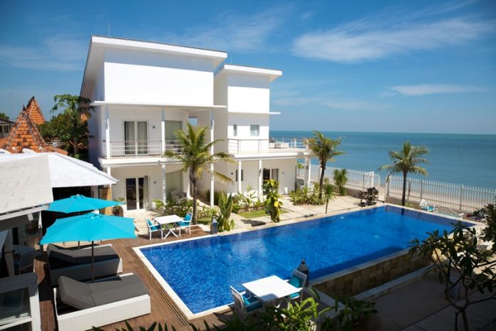 Luxury villa Beautiful villa with a swimming pool by the beach